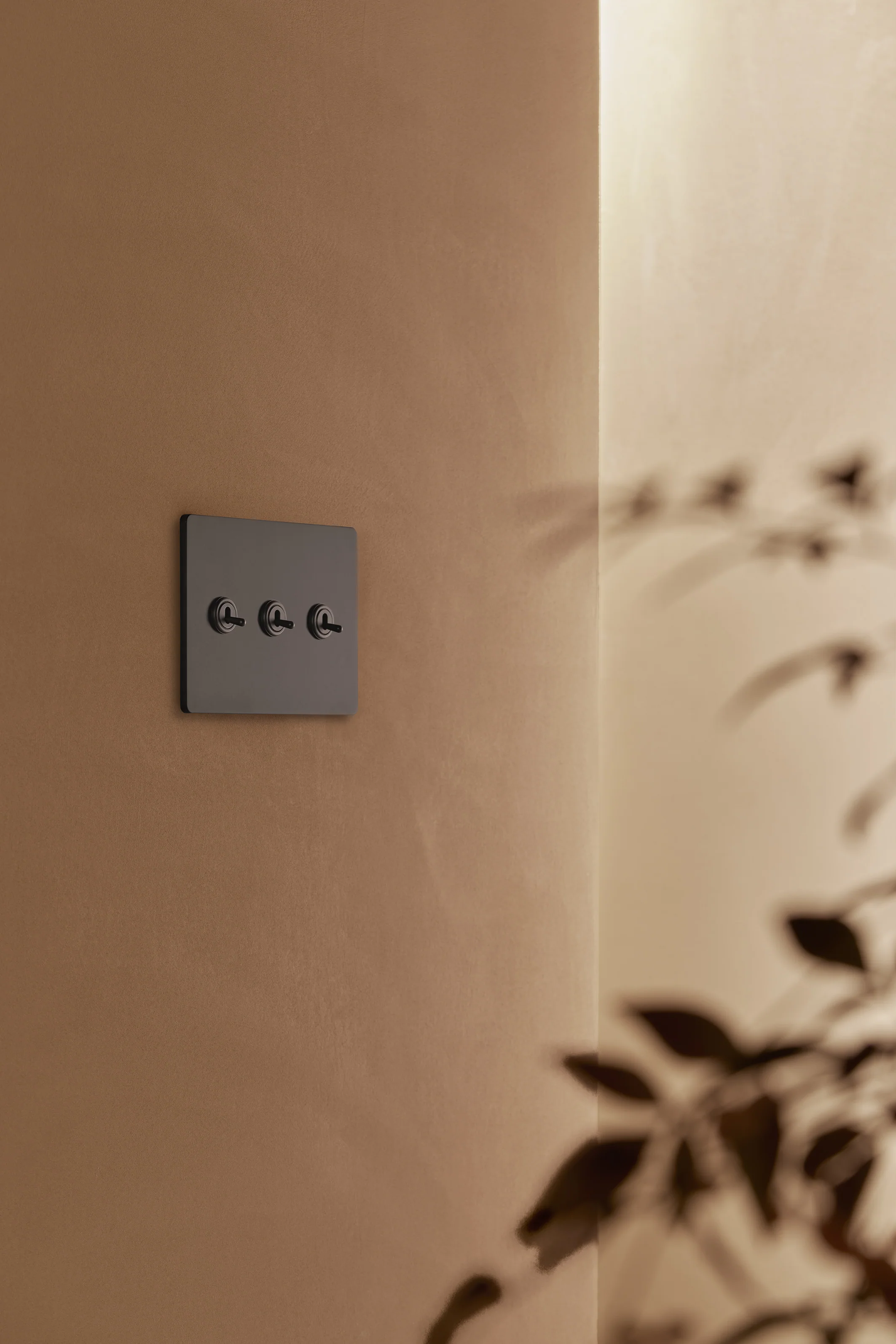 Grove 3G Toggle Switch - Bronze - Image 2